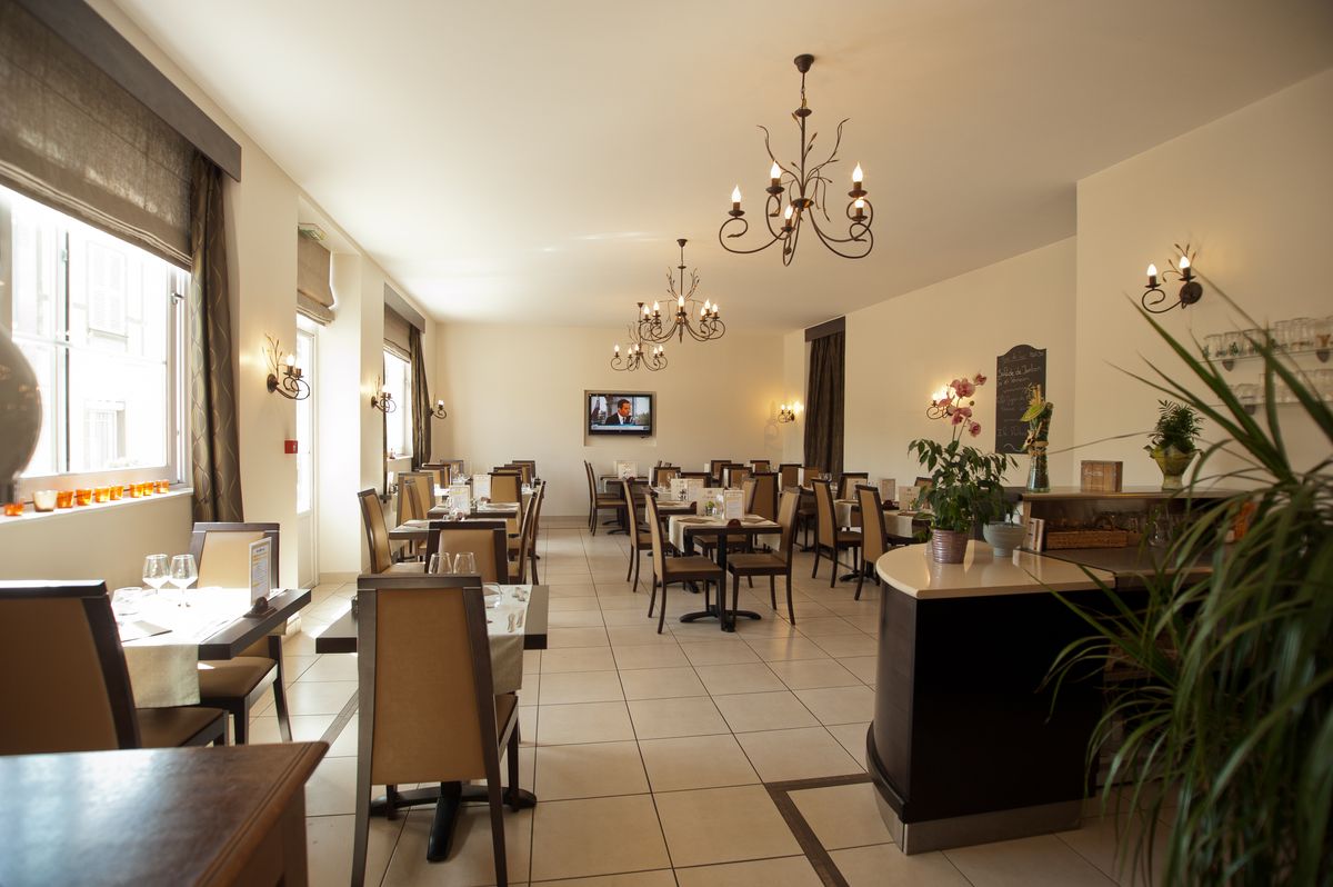 Le Beaudon, hôtel restaurant à pierrefonds, Dans le magnifique village